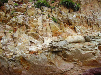 Discordance Permo-Trias : surface de ravinement avec méandre et galet - Cap Garonne - Le Pradet