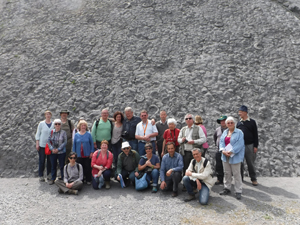 Le groupe de géologues devant la dalle aux ammonites