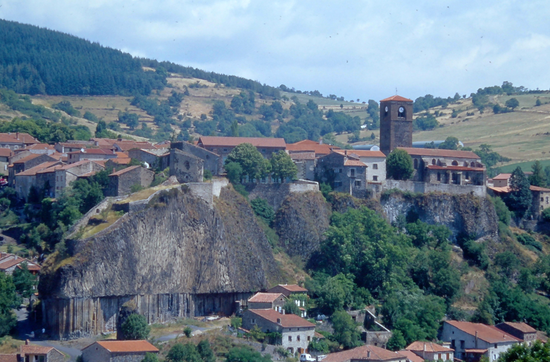 Village de Chilhac construit sur une coulée de basalte
