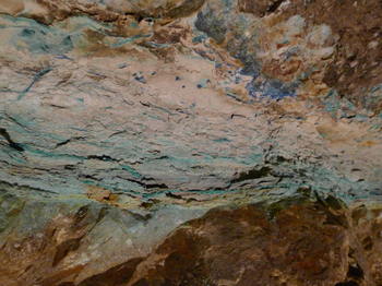 Minéralisations de cuivre (malachite et azurite) à la base du conglomérat - Mine de Cap Garonne