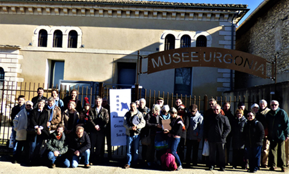 Les participants de l'assemblée générale devant le Musée Urgonia