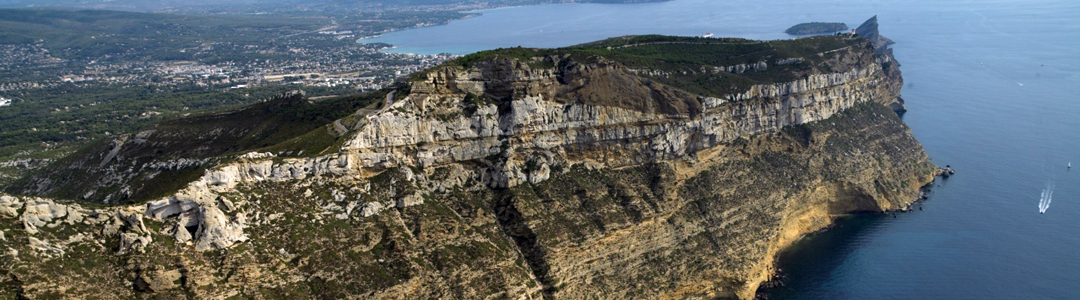 Falaise de Cassis - Calcaires, marnes et conglomérats d'âge Turonien (photo J. Borgomano)