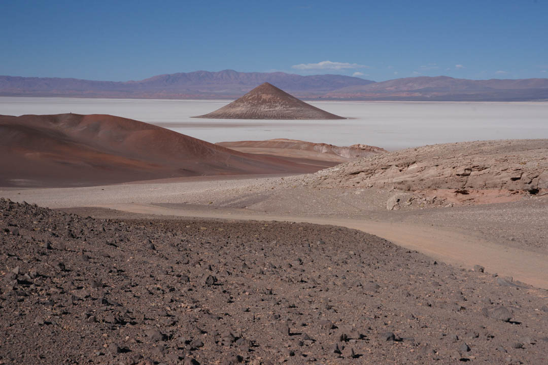 Géologie andine  Cono de Arita, dans le Salar de Arizaro Puna Andine du NW de l’Argentine